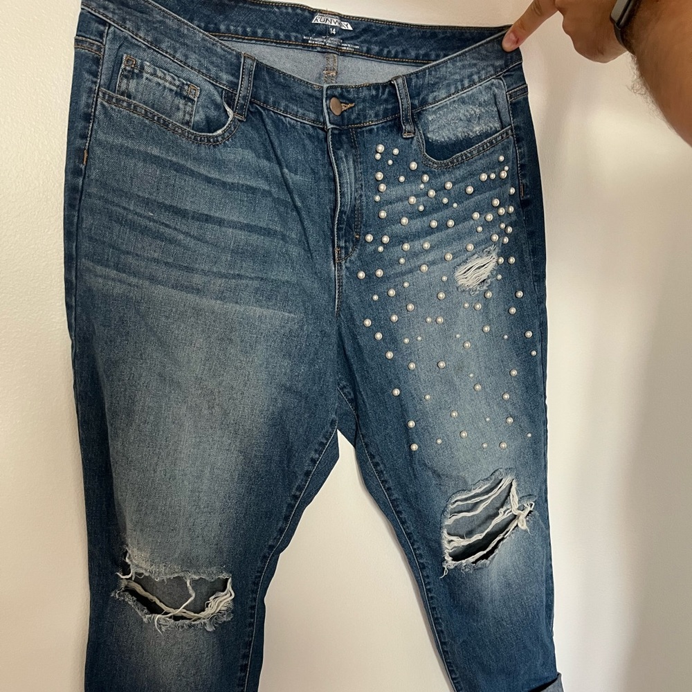 Distressed jeans with pearl detail